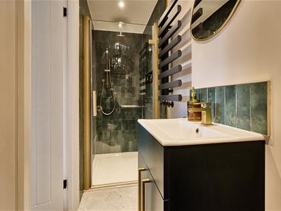 Refitted en suite shower room
